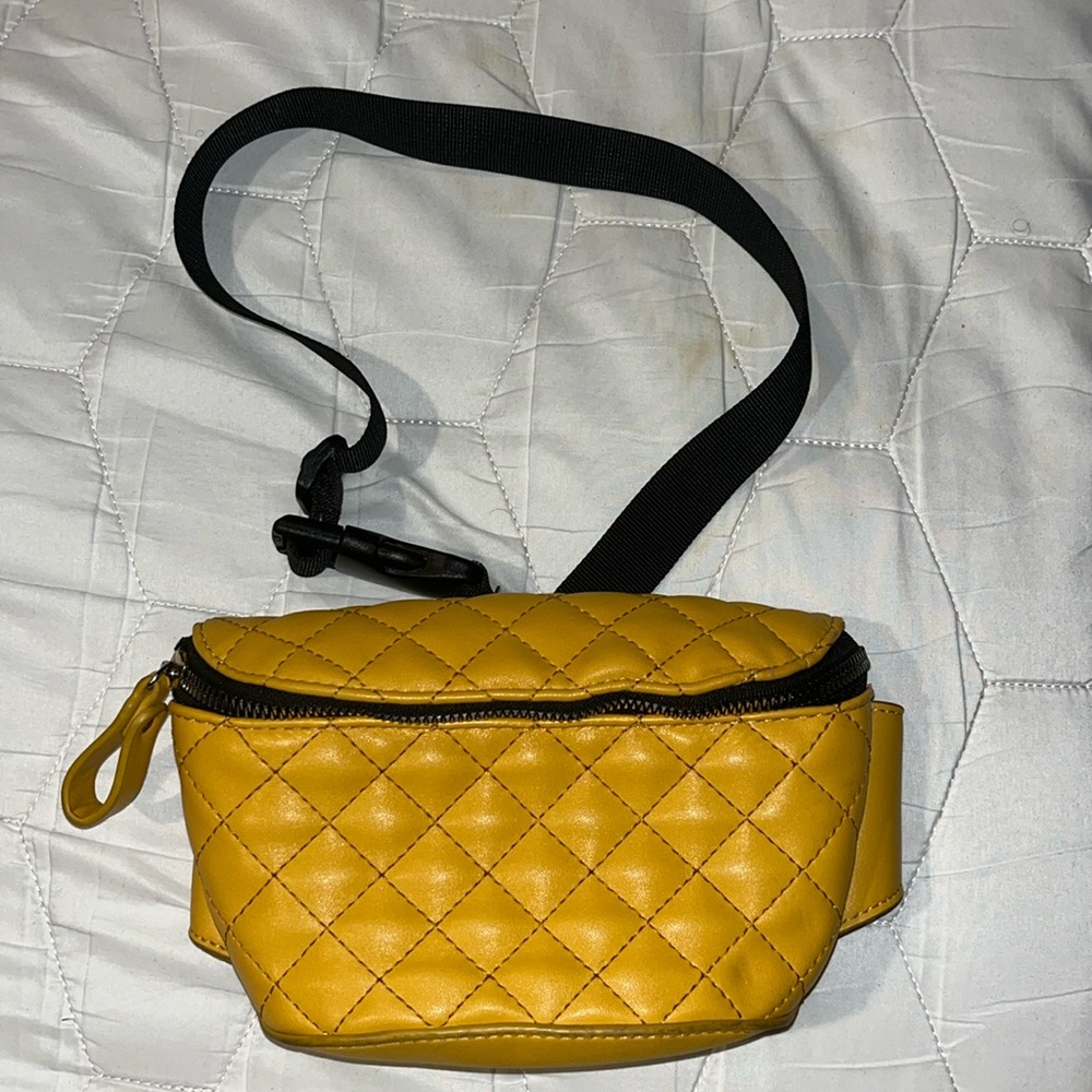 Gold and black belt bag. Quilted like stitches.